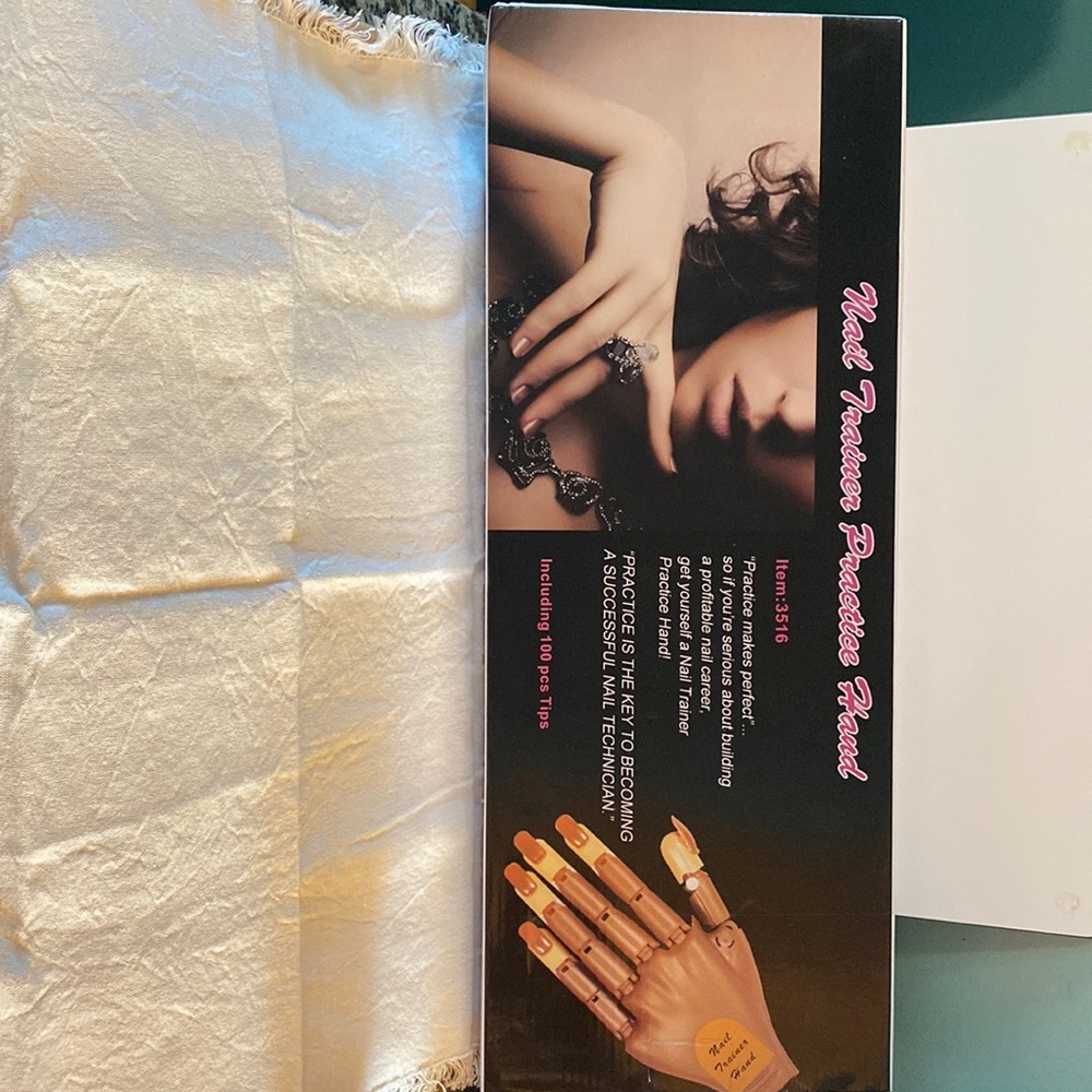 Like New Trainer Practice Hand ,including 100 pcs tips